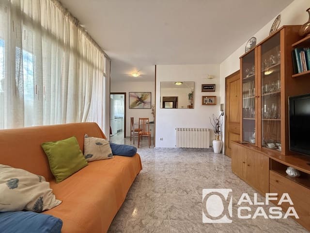 Piso de 3 habitaciones en Lloret de Mar en venta con piscina garaje - 300.000 € (Ref: 9819945)
