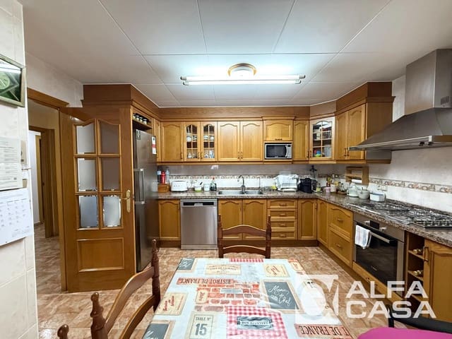 4 bedroom Flat for sale in Lloret de Mar with garage - € 409,000 (Ref: 9836787)