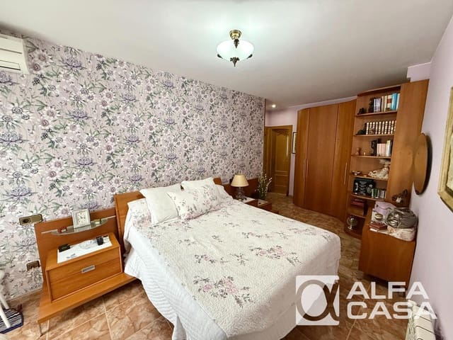 4 bedroom Flat for sale in Lloret de Mar with garage - € 409,000 (Ref: 9836787)
