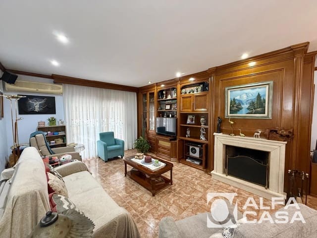 4 bedroom Flat for sale in Lloret de Mar with garage - € 409,000 (Ref: 9836787)