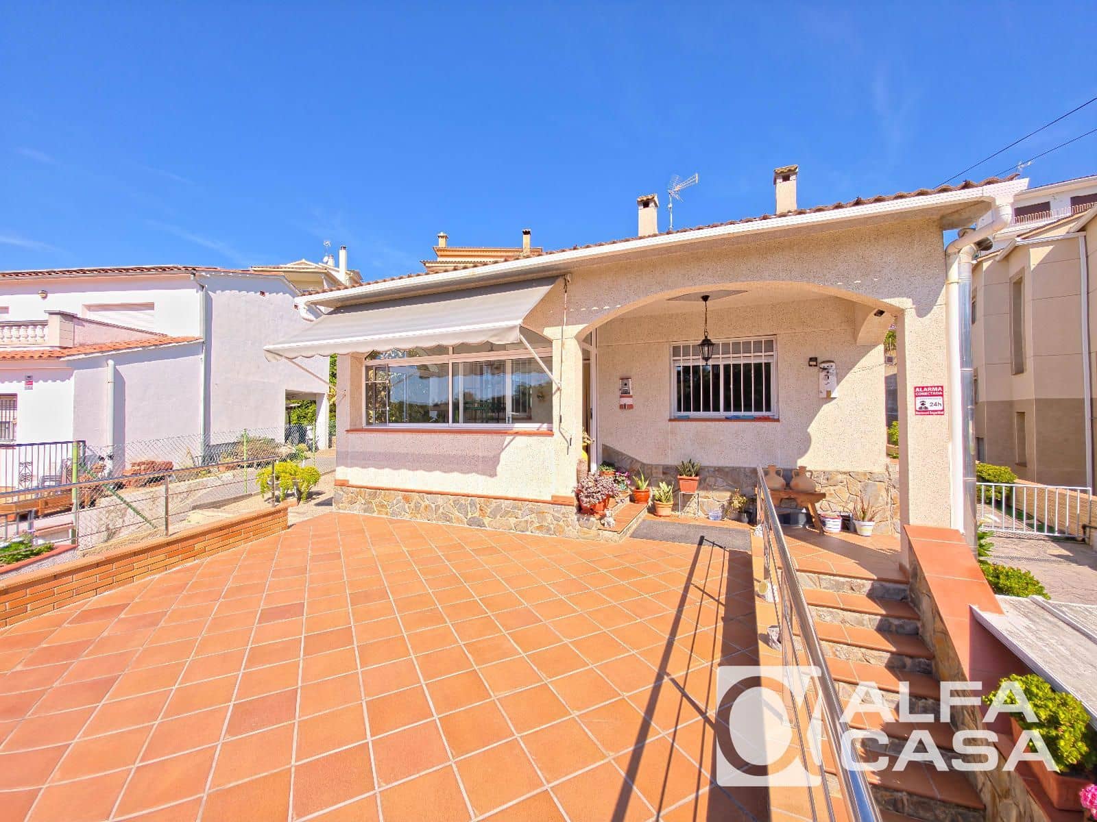 4 makuuhuone Huvila myytävänä paikassa Lloret de Mar mukana uima-altaan 
autotalli - 525 000 € (Ref: 9841774)
