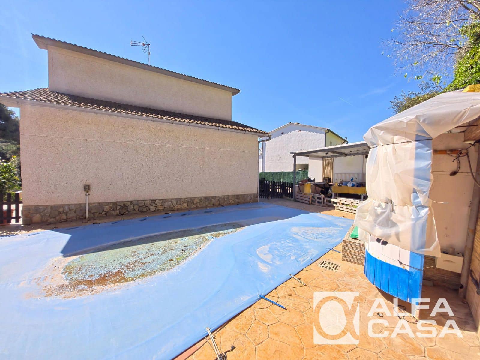 4 makuuhuone Huvila myytävänä paikassa Lloret de Mar mukana uima-altaan 
autotalli - 525 000 € (Ref: 9841774)