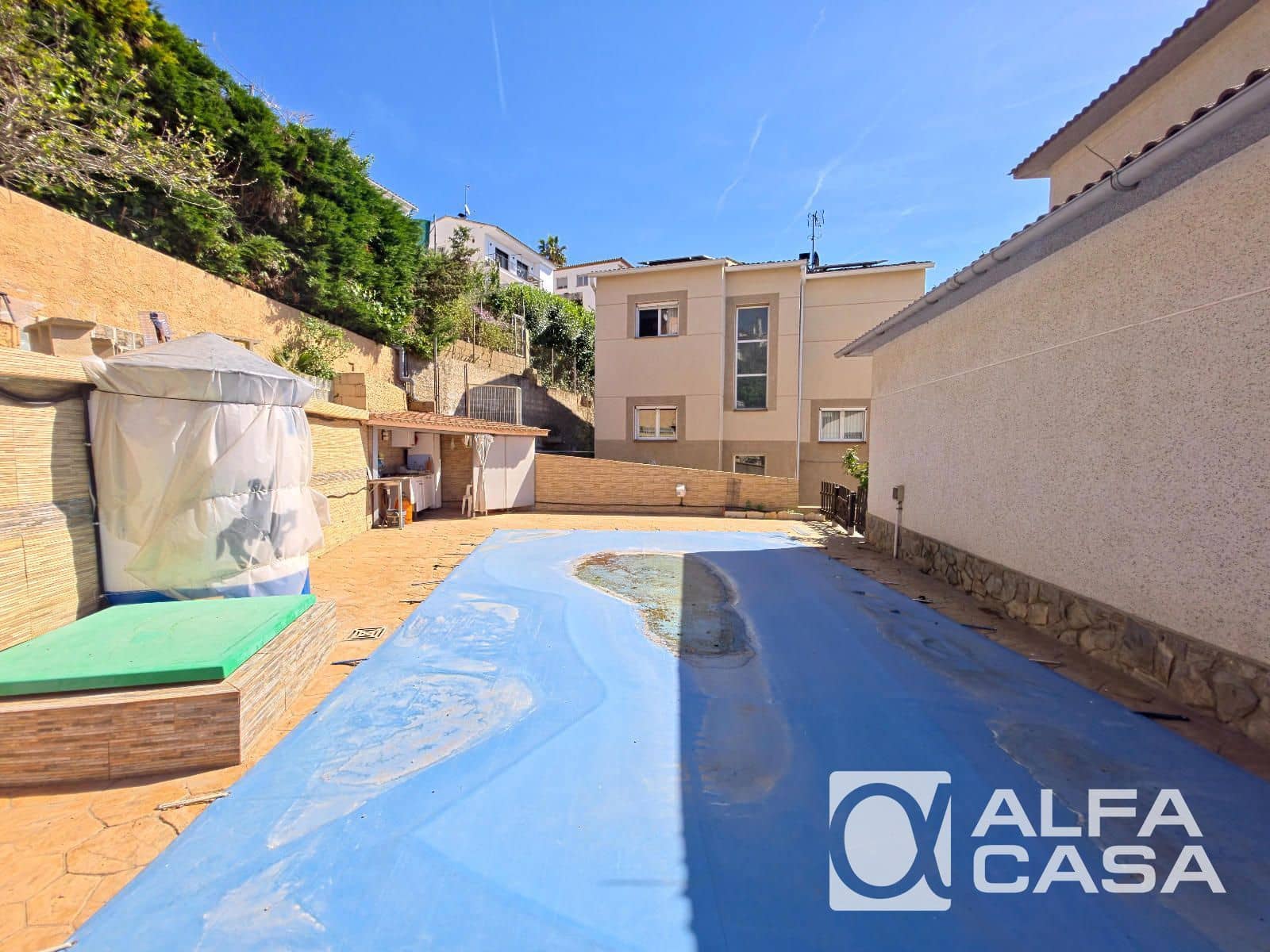 4 makuuhuone Huvila myytävänä paikassa Lloret de Mar mukana uima-altaan 
autotalli - 525 000 € (Ref: 9841774)
