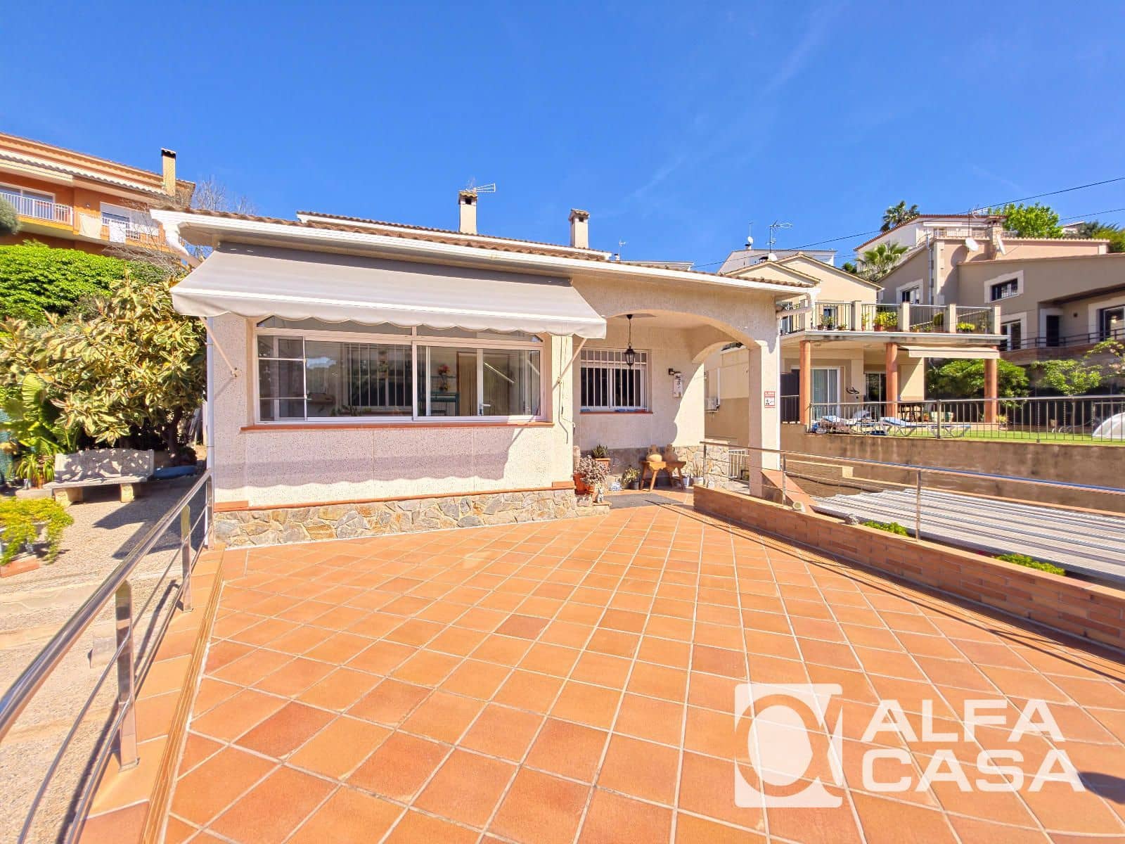 4 makuuhuone Huvila myytävänä paikassa Lloret de Mar mukana uima-altaan 
autotalli - 525 000 € (Ref: 9841774)