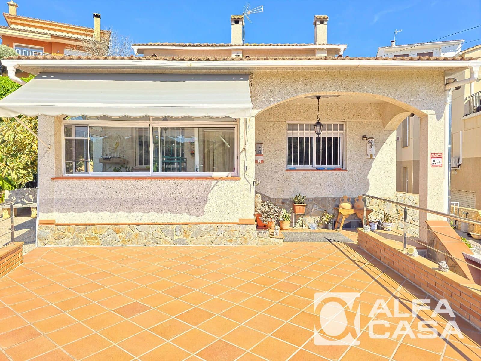 4 makuuhuone Huvila myytävänä paikassa Lloret de Mar mukana uima-altaan 
autotalli - 525 000 € (Ref: 9841774)