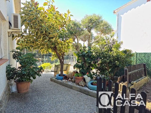 4 slaapkamer Villa te koop in Lloret de Mar met zwembad garage - € 525.000 (Ref: 9841774)
