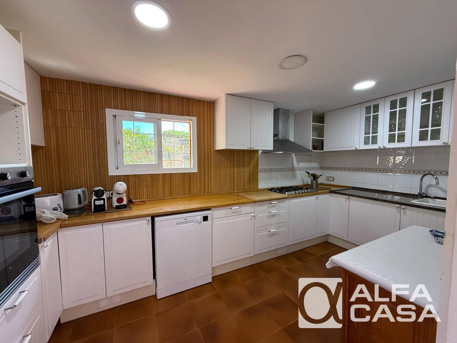 6 bedroom Villa for sale in Lloret de Mar with pool garage - € 490,000 (Ref: 9926326)
