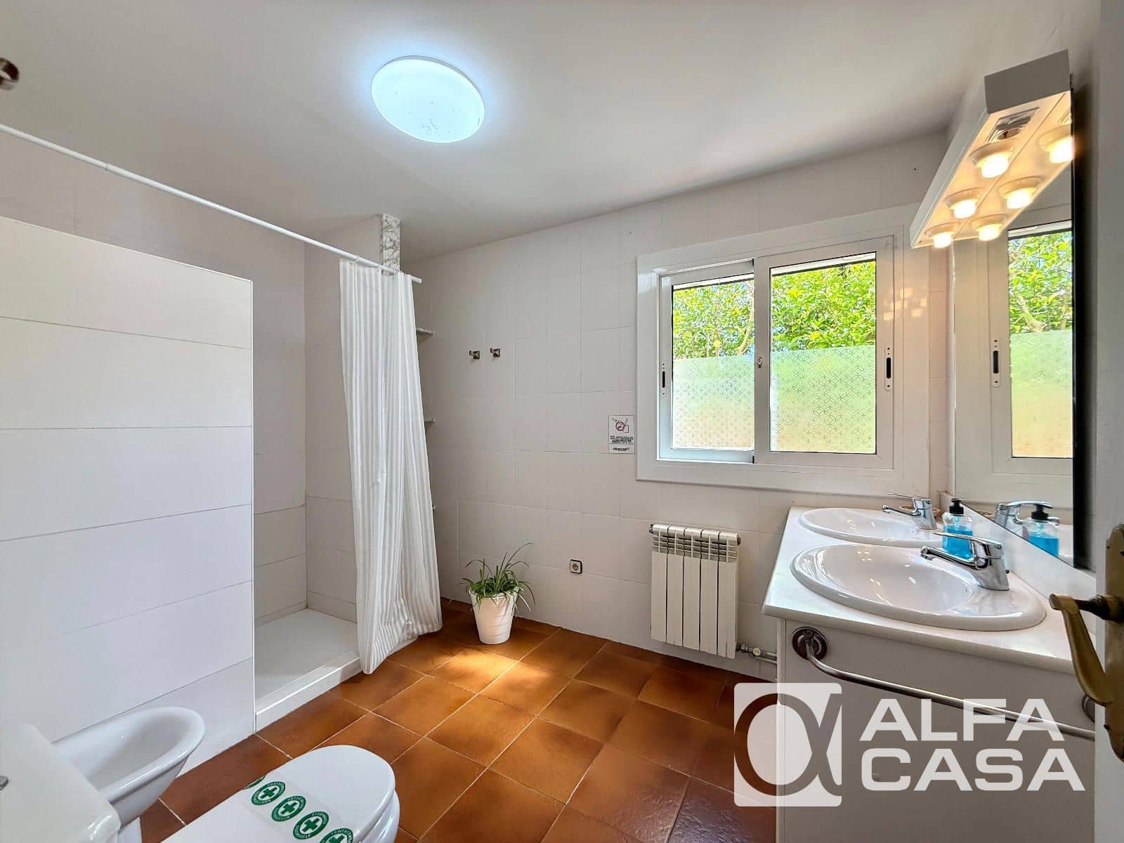 6 bedroom Villa for sale in Lloret de Mar with pool garage - € 490,000 (Ref: 9926326)