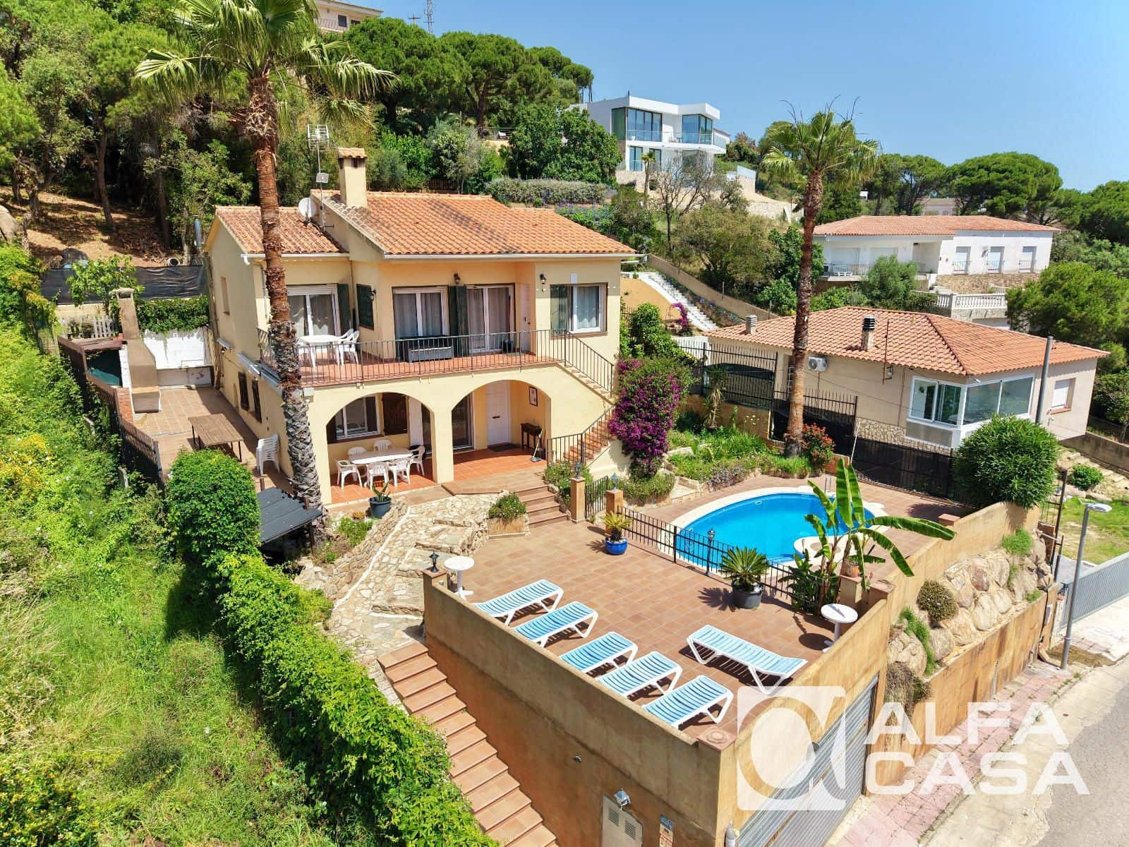 6 bedroom Villa for sale in Lloret de Mar with pool garage - € 490,000 (Ref: 9926326)