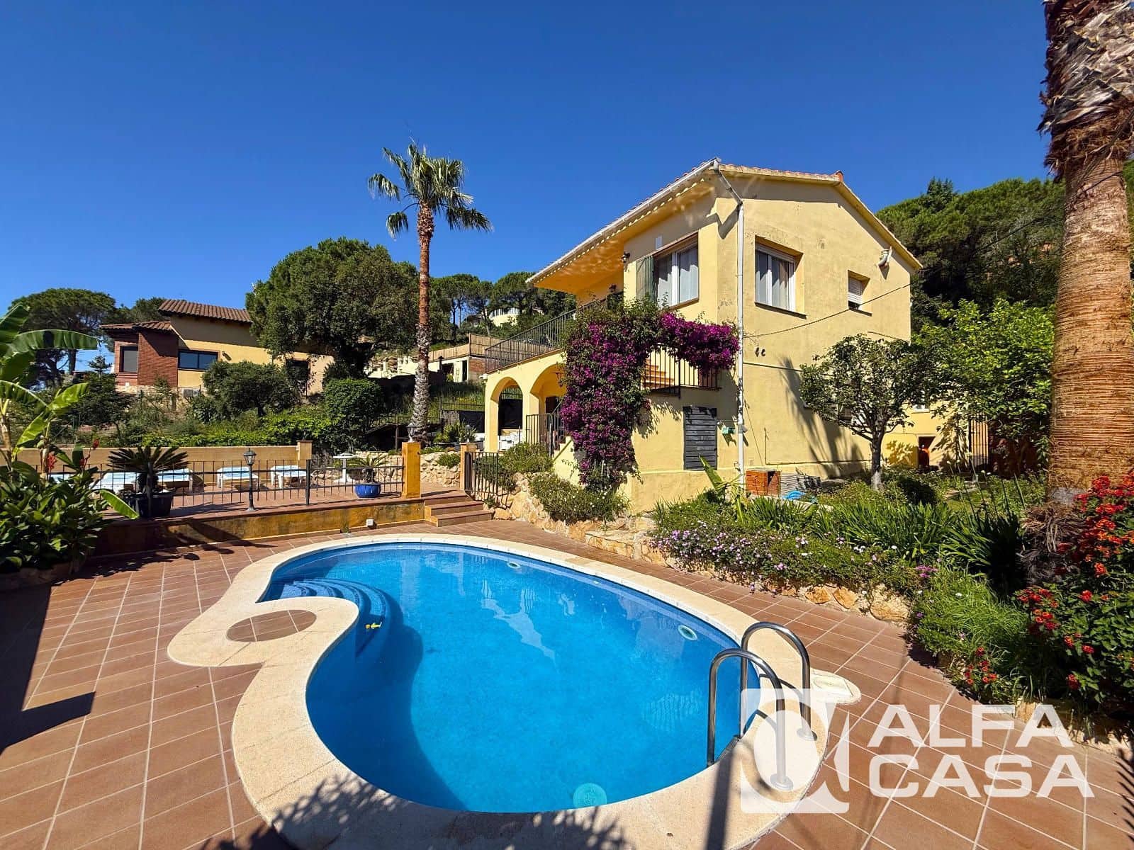 6 bedroom Villa for sale in Lloret de Mar with pool garage - € 490,000 (Ref: 9926326)