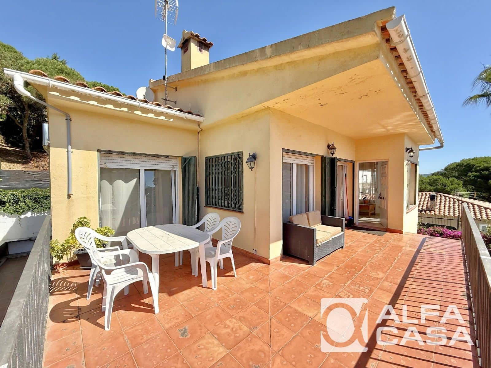 6 bedroom Villa for sale in Lloret de Mar with pool garage - € 490,000 (Ref: 9926326)