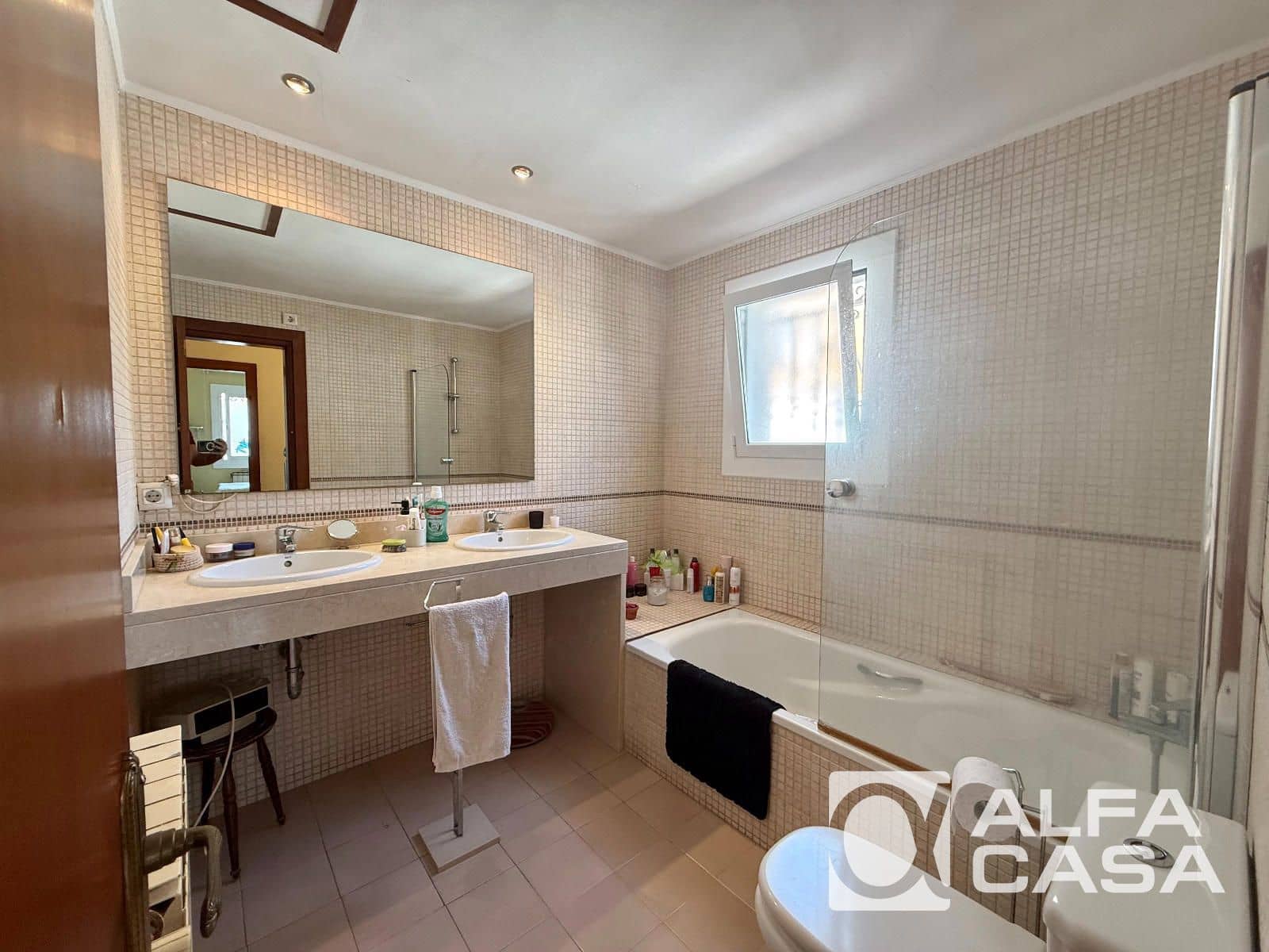 5 bedroom Villa for sale in Lloret de Mar with garage - € 455,000 (Ref: 9958783)
