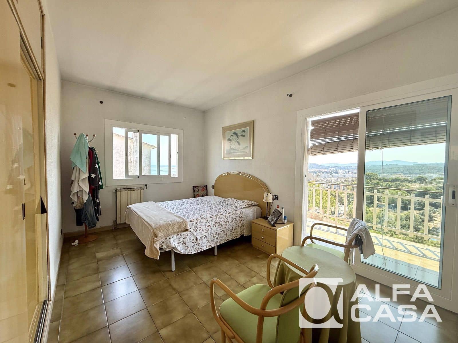 5 bedroom Villa for sale in Lloret de Mar with garage - € 455,000 (Ref: 9958783)