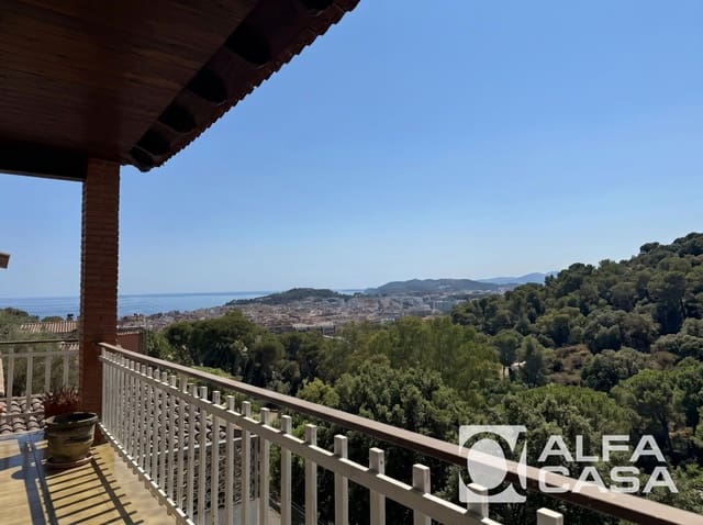 5 slaapkamer Villa te koop in Lloret de Mar met garage - € 455.000 (Ref: 9958783)