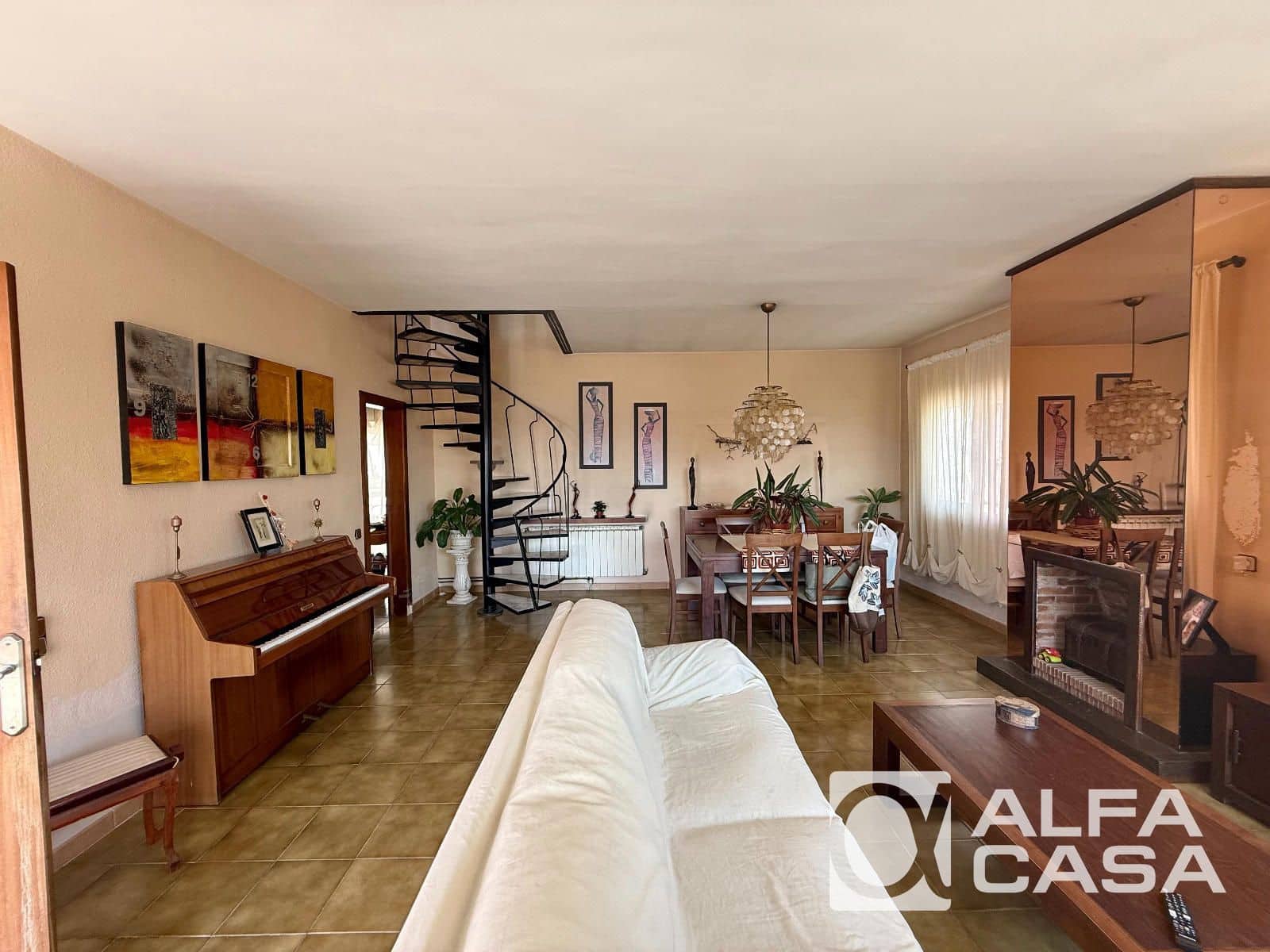 5 bedroom Villa for sale in Lloret de Mar with garage - € 455,000 (Ref: 9958783)