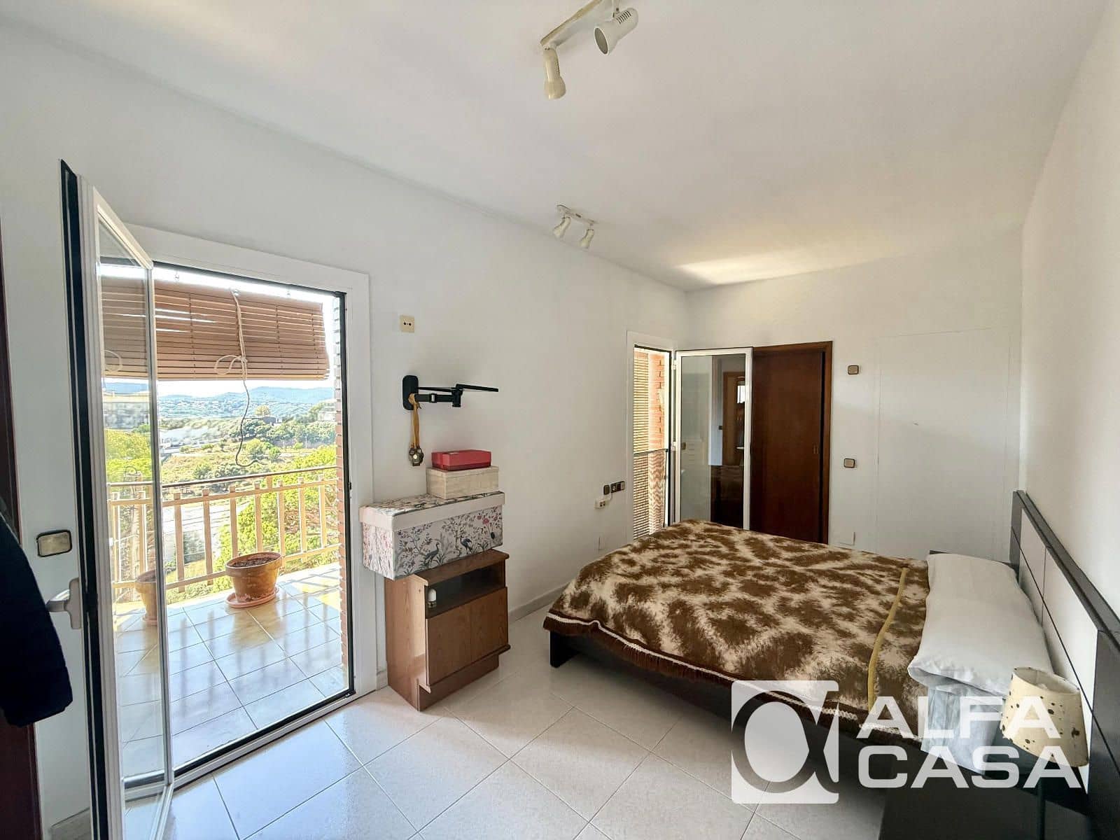 5 bedroom Villa for sale in Lloret de Mar with garage - € 455,000 (Ref: 9958783)