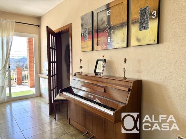 5 slaapkamer Villa te koop in Lloret de Mar met garage - € 455.000 (Ref: 9958783)