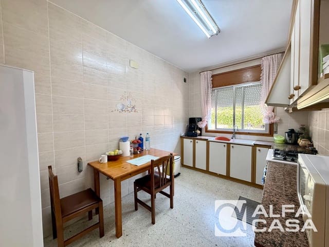 4 slaapkamer Villa te koop in Vidreres met garage - € 360.000 (Ref: 9989307)