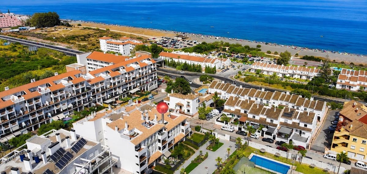 3 quarto Penthouse para venda em Manilva com piscina garagem - 395 000 € (Ref: 10007098)