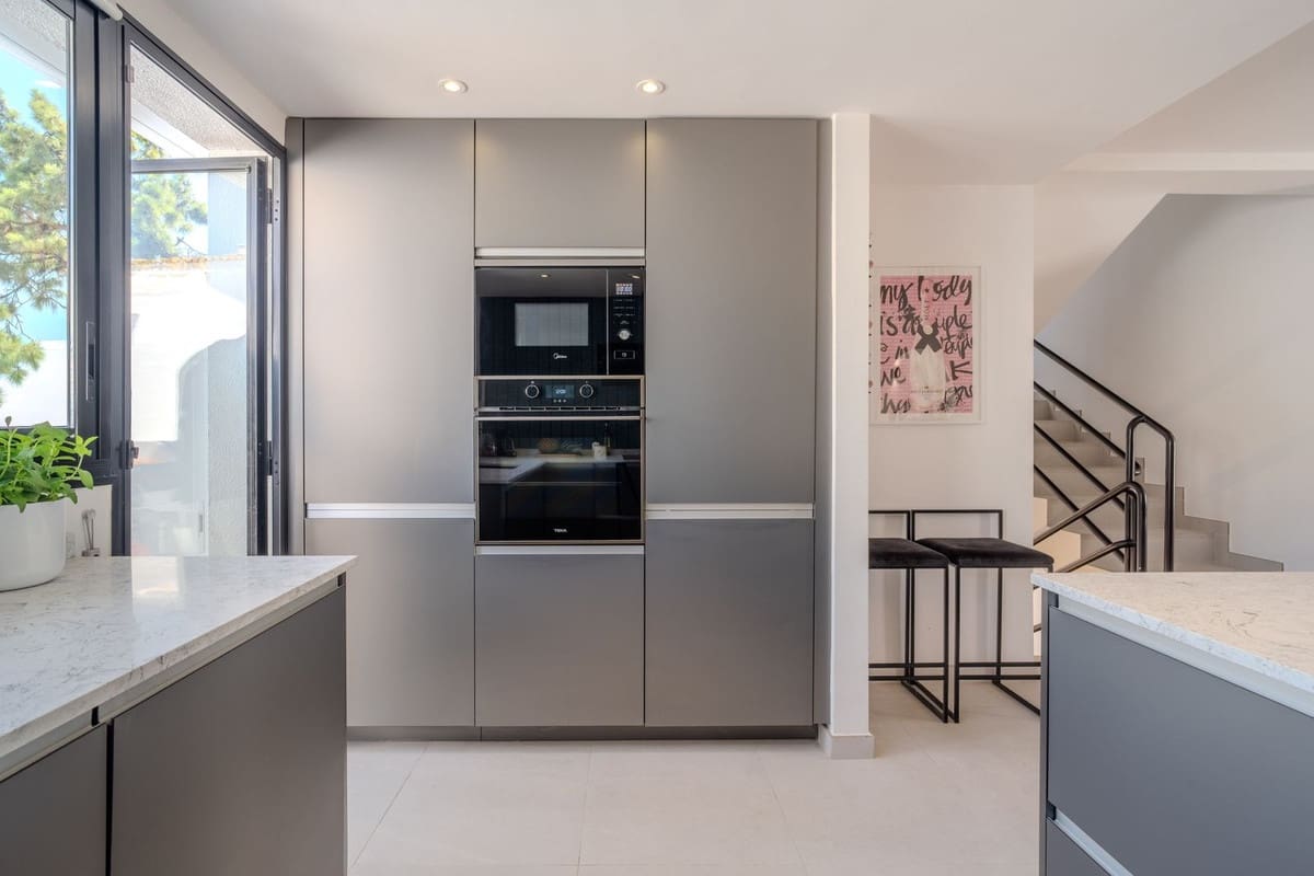 4 soverom Hus til salgs i New Golden Mile med svømmebasseng garasje - € 750 000 (Ref: 10021730)