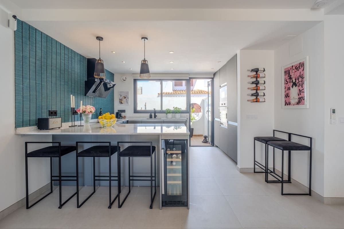 4 soverom Hus til salgs i New Golden Mile med svømmebasseng garasje - € 750 000 (Ref: 10021730)