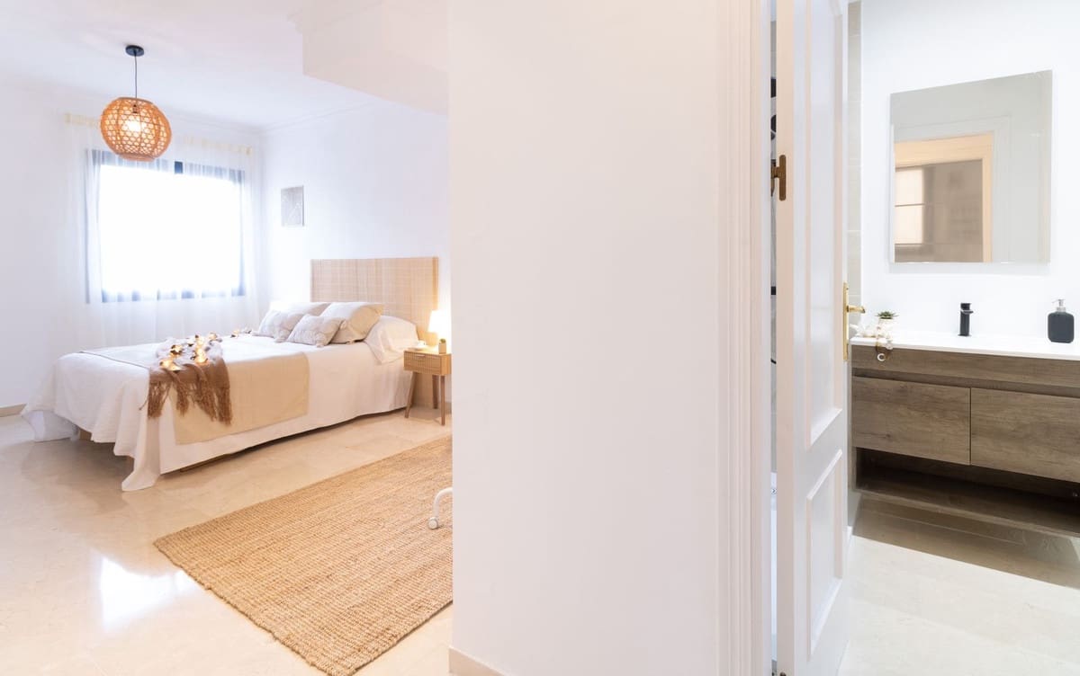 2 bedroom Beach Apartment for sale in Puerto Banus - € 540,000 (Ref: 10033293)