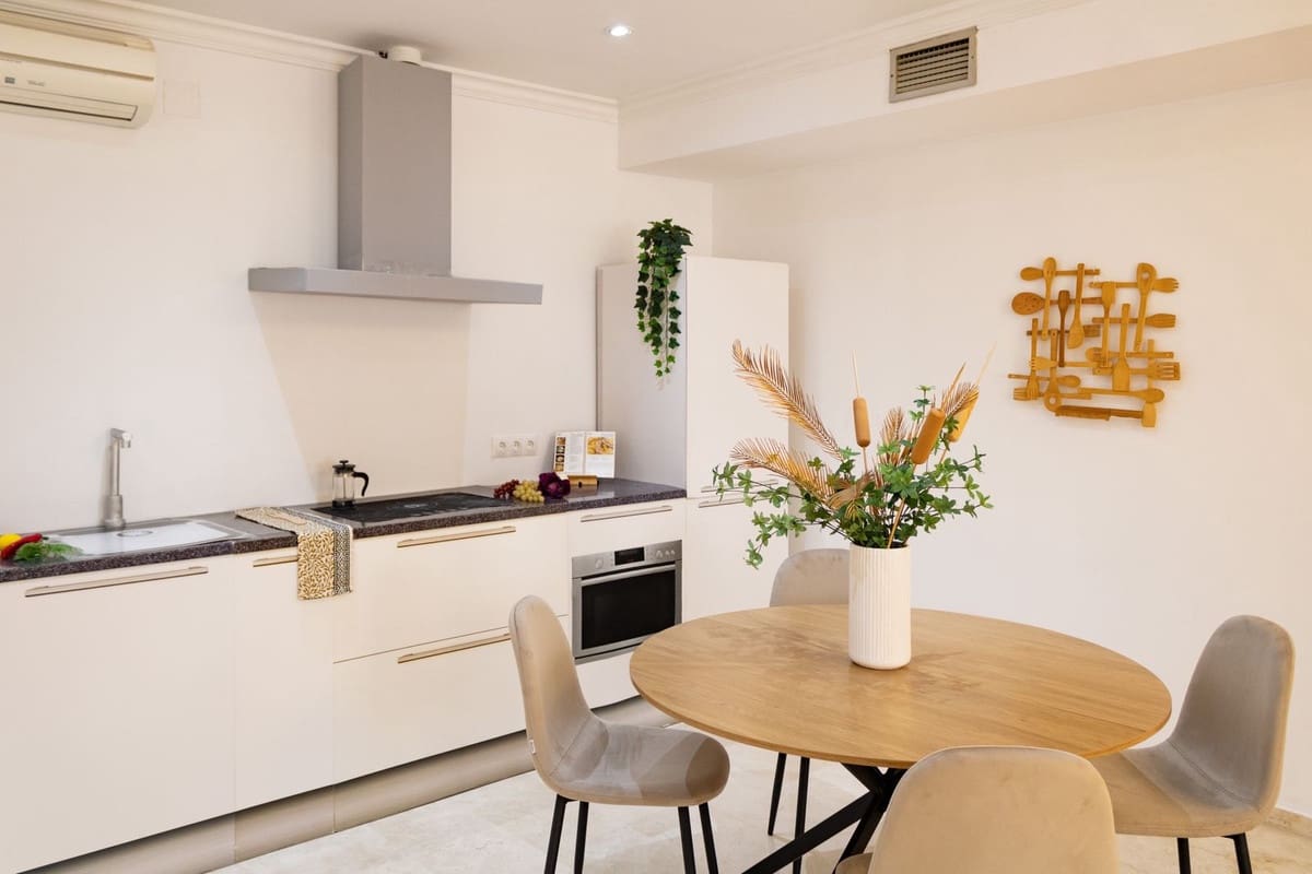 2 bedroom Beach Apartment for sale in Puerto Banus - € 540,000 (Ref: 10033293)