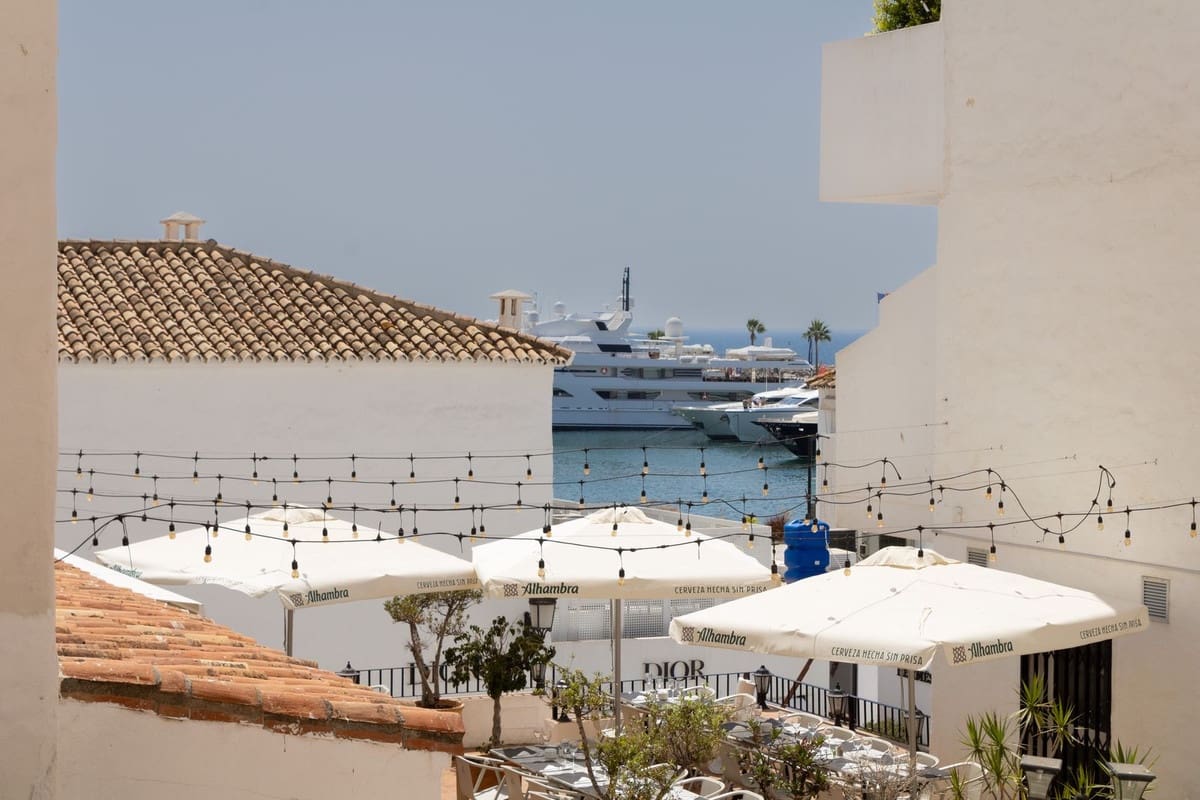 2 bedroom Beach Apartment for sale in Puerto Banus - € 540,000 (Ref: 10033293)