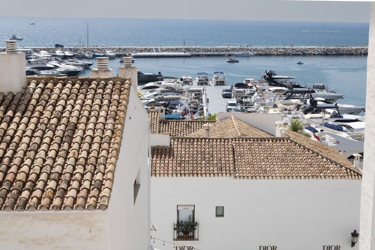2 bedroom Beach Apartment for sale in Puerto Banus - € 540,000 (Ref: 10033293)