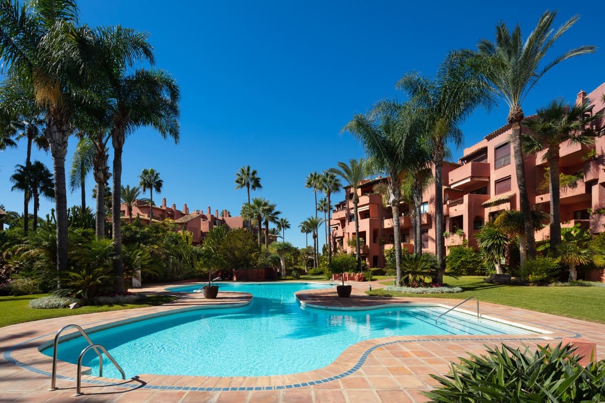 2 Zimmer Strandapartment zu verkaufen in Marbella mit Pool Garage - 750.000 € (Ref: 10033365)