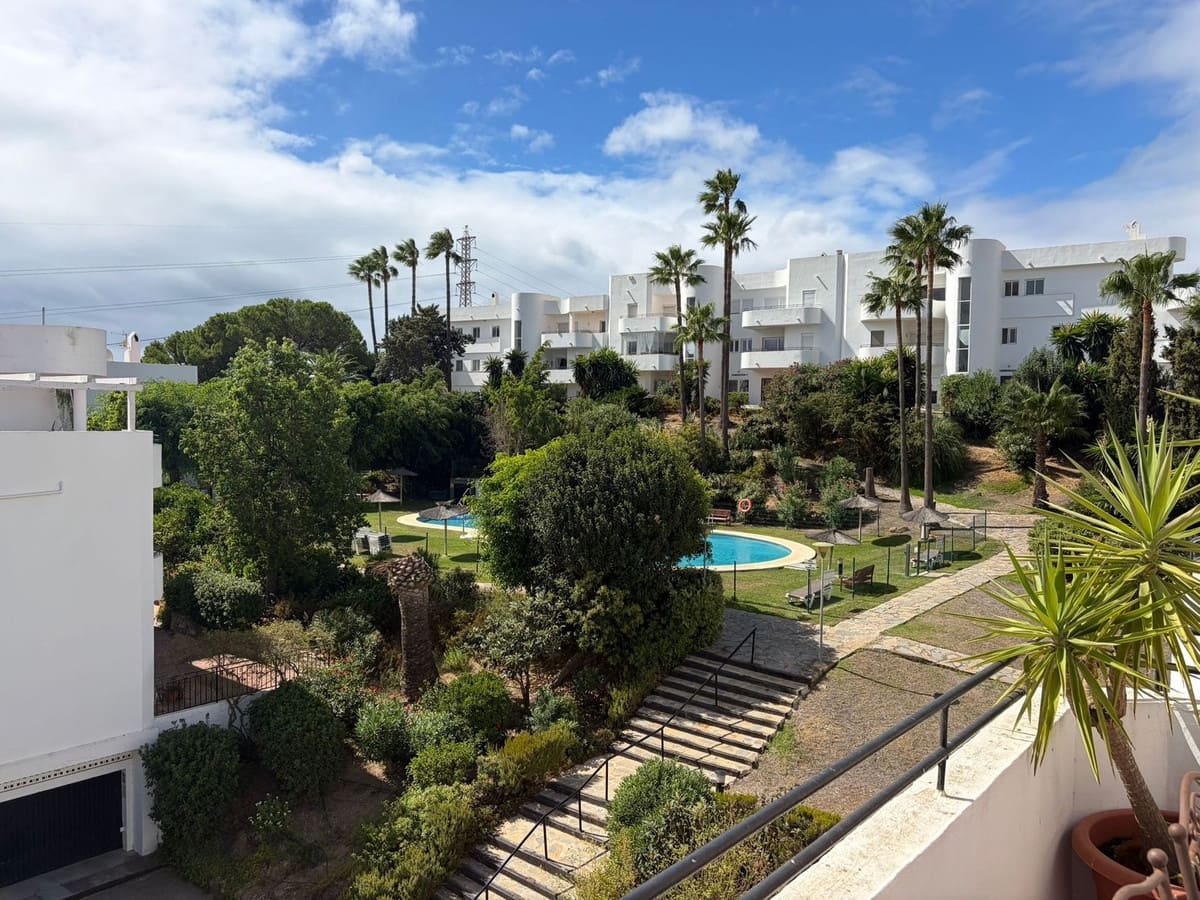 1 soverom Penthouse til salgs i Estepona med svømmebasseng - € 299 000 (Ref: 10037655)