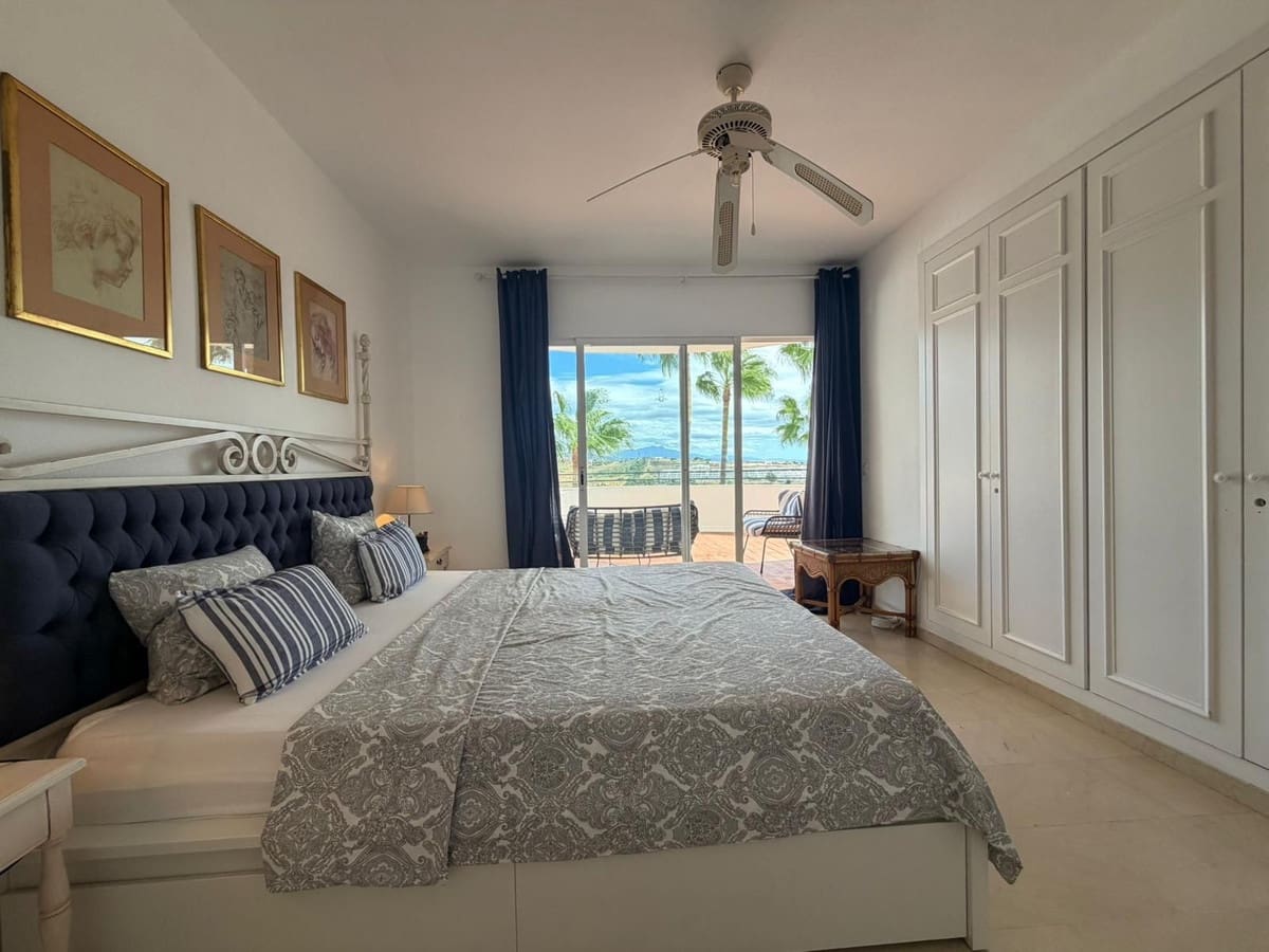 1 soverom Penthouse til salgs i Estepona med svømmebasseng - € 299 000 (Ref: 10037655)