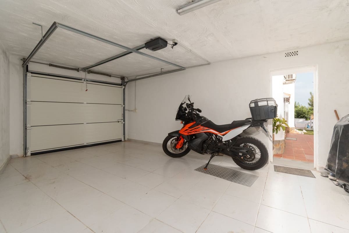 3 bedroom Villa for sale in Benalmadena with pool garage - € 895,000 (Ref: 10054462)