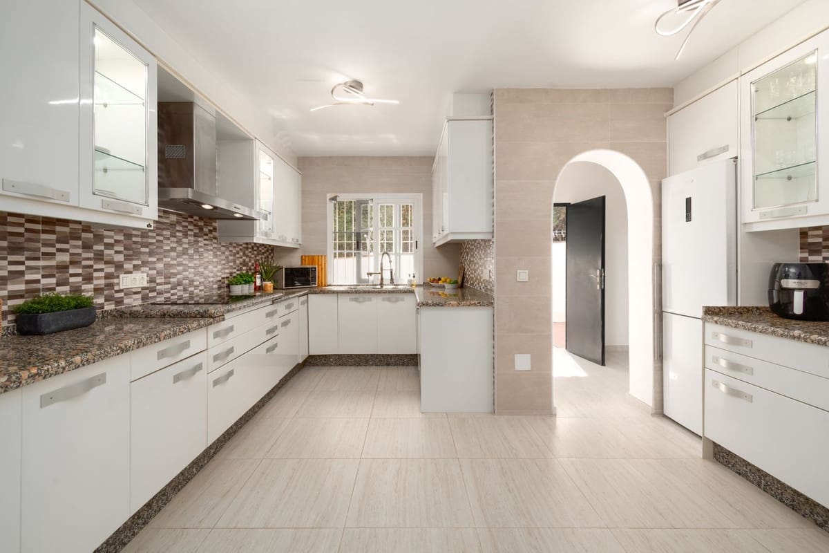 3 bedroom Villa for sale in Benalmadena with pool garage - € 895,000 (Ref: 10054462)