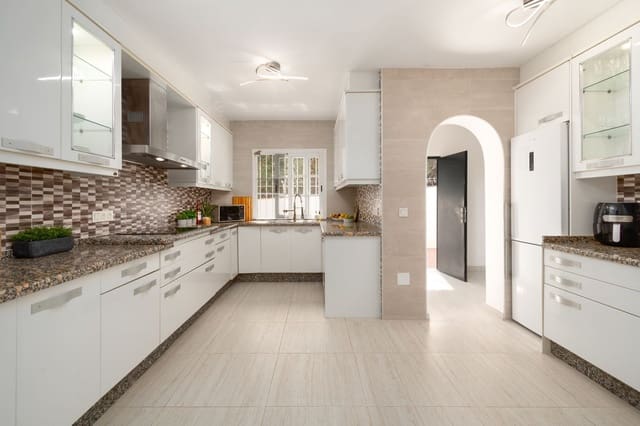 3 Zimmer Villa zu verkaufen in Benalmádena mit Pool Garage - 895.000 € (Ref: 10054462)