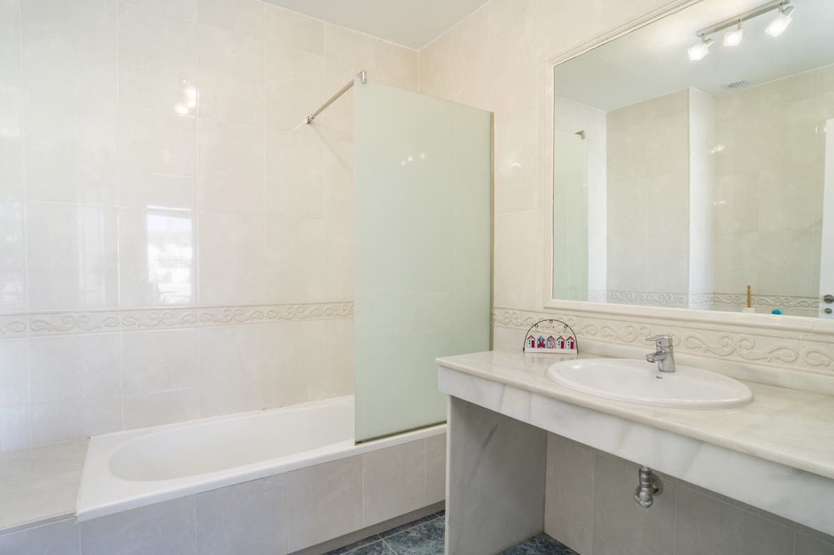 5 sypialnia Dom na sprzedaż w Marbella z basenem garażem - 660 000 € (Ref: 10055726)