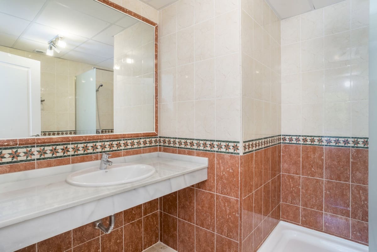 5 sypialnia Dom na sprzedaż w Marbella z basenem garażem - 660 000 € (Ref: 10055726)