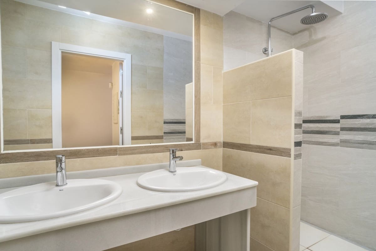 5 sypialnia Dom na sprzedaż w Marbella z basenem garażem - 660 000 € (Ref: 10055726)