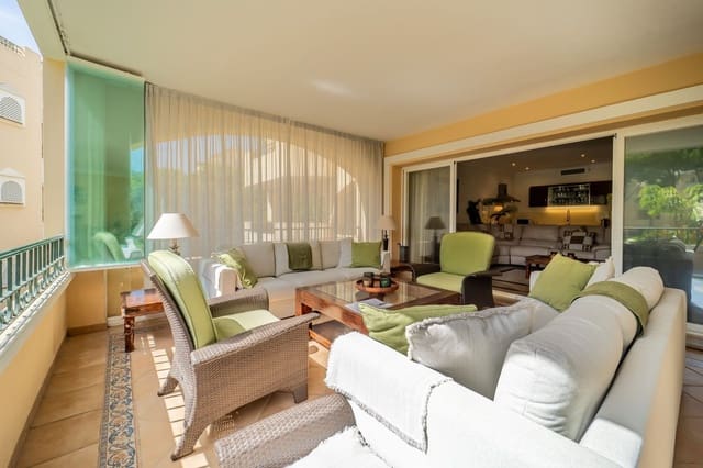 3 makuuhuone Ranta-asunto myytävänä paikassa Elviria, Marbella mukana uima-altaan 
autotalli - 800 000 € (Ref: 10057840)