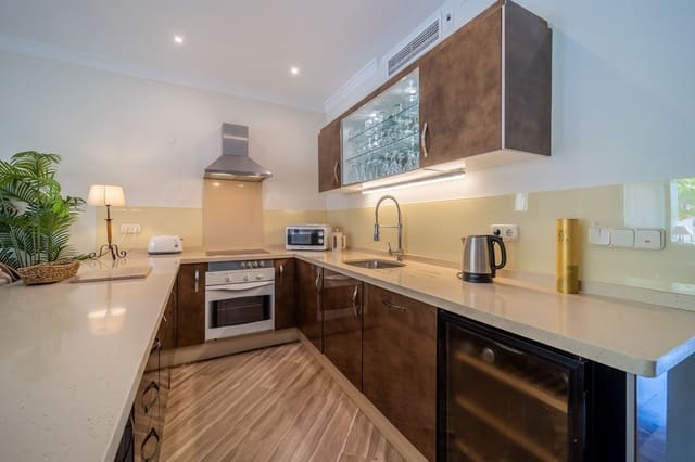 3 makuuhuone Ranta-asunto myytävänä paikassa Elviria, Marbella mukana uima-altaan 
autotalli - 800 000 € (Ref: 10057840)