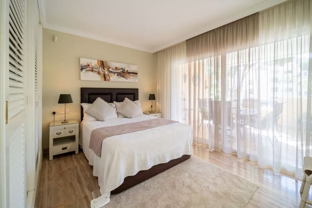 3 makuuhuone Ranta-asunto myytävänä paikassa Elviria, Marbella mukana uima-altaan 
autotalli - 800 000 € (Ref: 10057840)