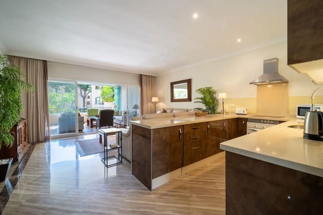 3 makuuhuone Ranta-asunto myytävänä paikassa Elviria, Marbella mukana uima-altaan 
autotalli - 800 000 € (Ref: 10057840)