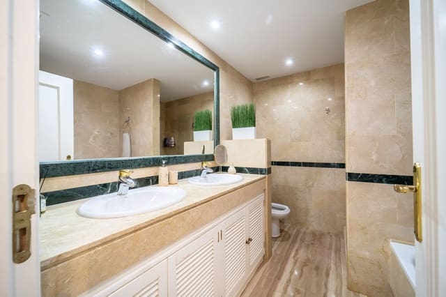 3 makuuhuone Ranta-asunto myytävänä paikassa Elviria, Marbella mukana uima-altaan 
autotalli - 800 000 € (Ref: 10057840)