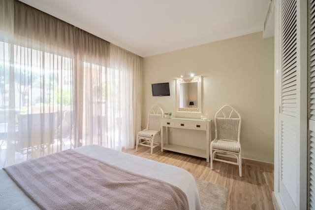 3 makuuhuone Ranta-asunto myytävänä paikassa Elviria, Marbella mukana uima-altaan 
autotalli - 800 000 € (Ref: 10057840)