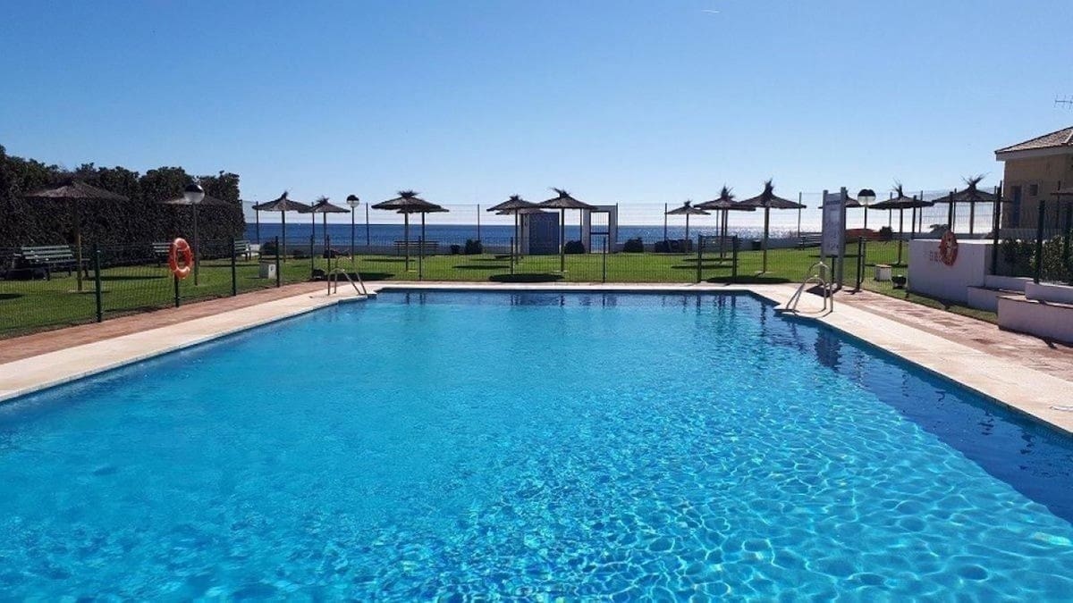 3 sovrum Strandlägenhet till salu i Estepona med pool garage - 529 000 € (Ref: 10057841)
