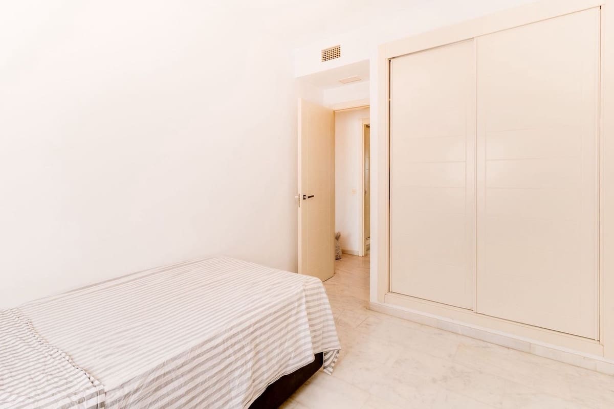 3 sovrum Lägenhet till salu i Estepona med pool garage - 260 000 € (Ref: 10061028)