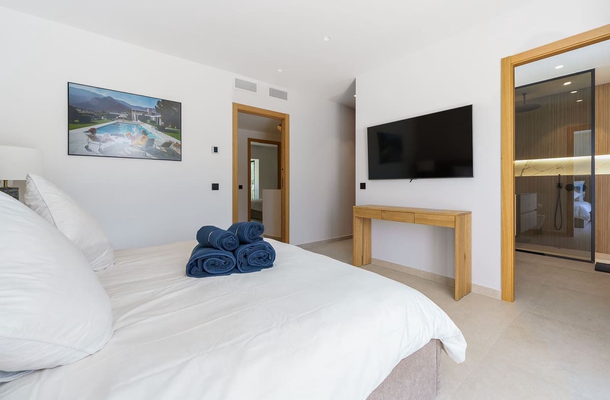 4 sypialnia Dom na sprzedaż w Nueva Andalucia z basenem garażem - 1 365 000 € (Ref: 10074646)