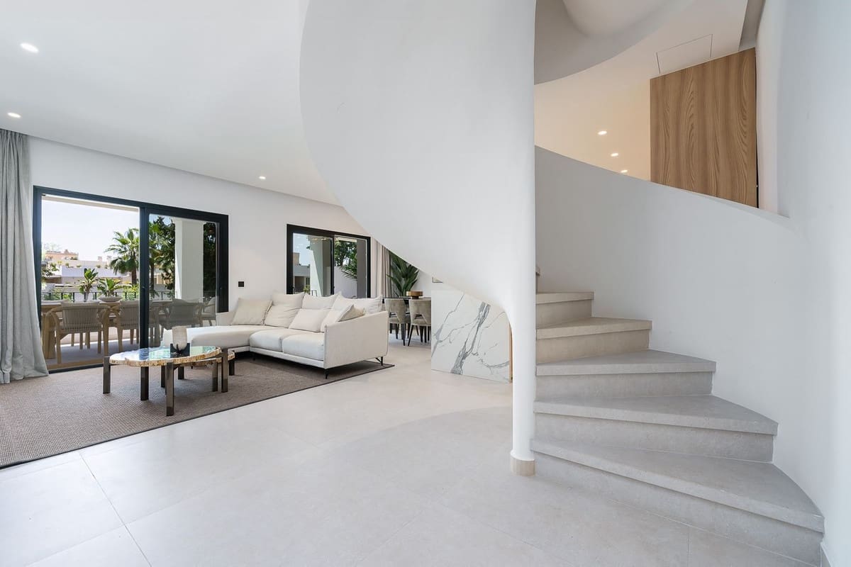 4 sypialnia Dom na sprzedaż w Nueva Andalucia z basenem garażem - 1 365 000 € (Ref: 10074646)