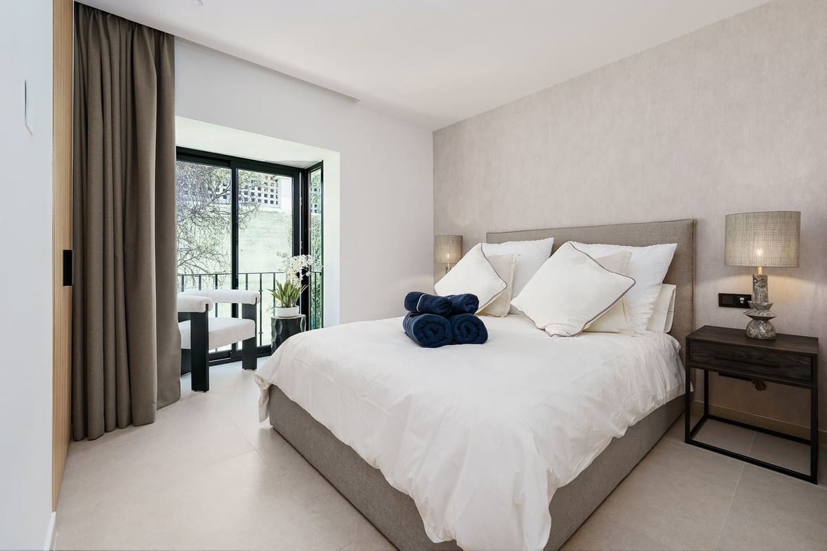 4 sypialnia Dom na sprzedaż w Nueva Andalucia z basenem garażem - 1 365 000 € (Ref: 10074646)