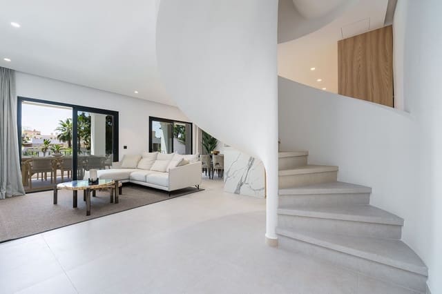 4 sypialnia Dom na sprzedaż w Nueva Andalucia, Marbella z basenem garażem - 1 365 000 € (Ref: 10074646)